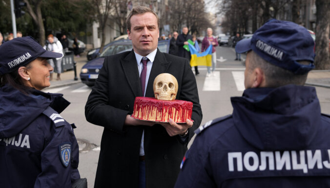Aktīvists Belgradā pie Krievijas vēstniecības atved 'nāves kūku'