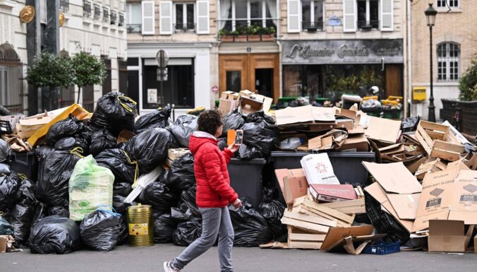 Parīzē streiko atkritumu savācēji, ielās uzkrājušies tūkstošiem tonnu atkritumu