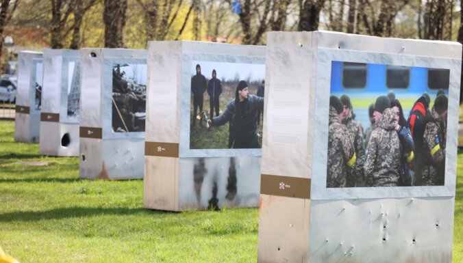 Рижская дума пока не знает, куда будет перенесена фотовыставка о войне в Украине