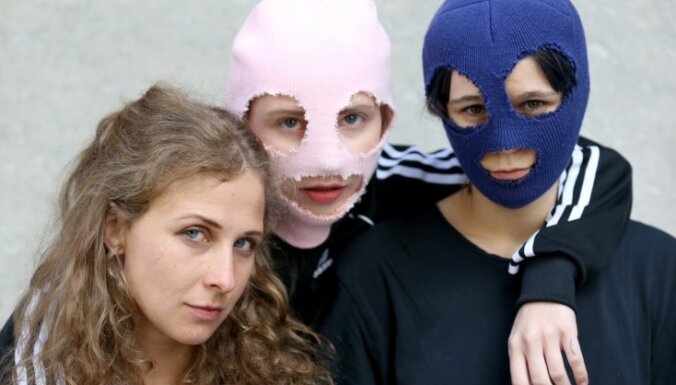 Feministu pankroka grupa 'Pussy Riot' uzstāsies Stokholmas praidā