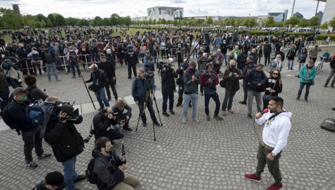 Foto: Vācijā demonstrācijās pret Covid-19 ierobežojumiem pulcējušies tūkstošiem cilvēku