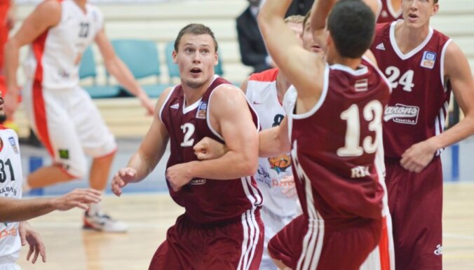 'Barons kvartāla' basketbolisti pārliecinoši uzvar Buškevica trenēto 'Maks&Moorits'