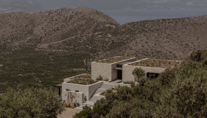 Pieticīgs modernisms – māja kalna pakājē, kuras būvniecībā izmantoti dabiskie materiāli