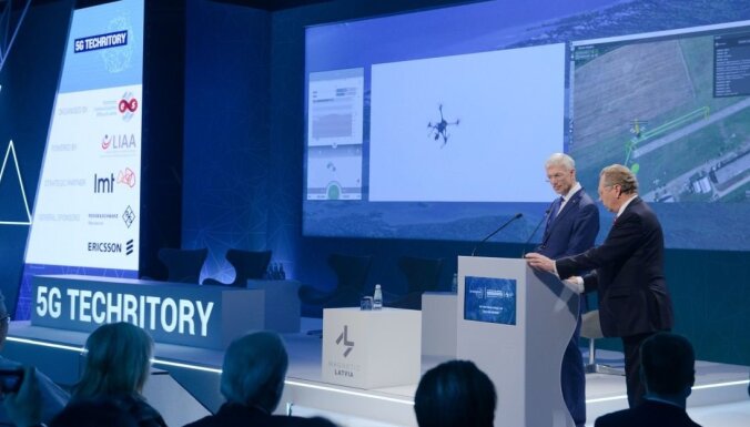 Kariņš demonstrē 5G iespējas un 'paceļ gaisā' dronu virs Ādažiem, pats atrodoties Rīgas centrā