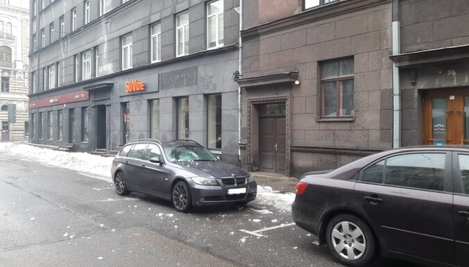 ФОТО: в центре Риги на припаркованный автомобиль упала глыба льда