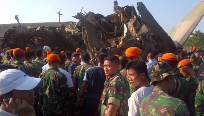 Индонезийский "Фоккер" рухнул на Джакарту: 11 погибших