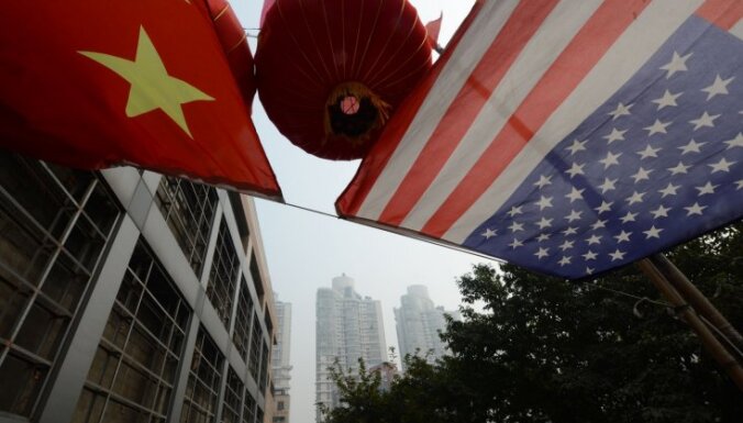 Vašingtona un Pekina panāk vienošanos tirdzniecības sarunās; ASV nenoteiks jaunus tarifus