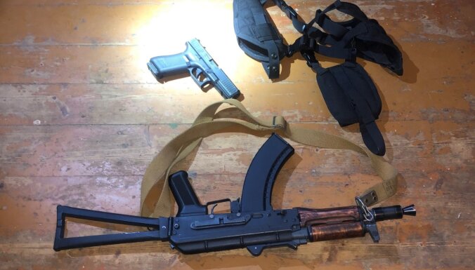ФОТО. Во время обысков полиция изъяла семь единиц огнестрельного оружия и 84 патрона