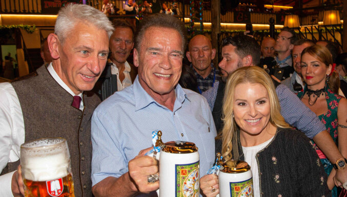 Foto: Švarcenegers kopā ar mīļoto malko alutiņu 'Oktoberfest' dzīrēs