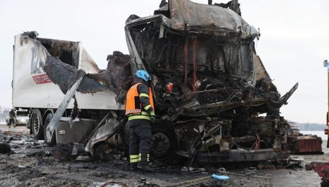 ФОТО, ВИДЕО. Эстония: после столкновения на шоссе загорелась фура из Латвии, водитель погиб (ДОПОЛНЕНО)