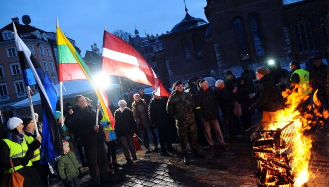 Fotoreportāža: ugunskuri par nevienlīdzīgajiem tiešmaksājumiem Baltijas zemniekiem