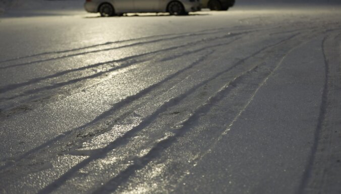 Daudzviet Latvijā autoceļi apledo; strādā 100 ziemas tehnikas vienības
