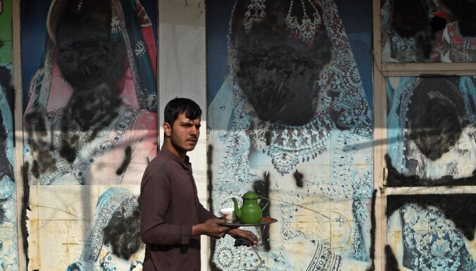 Afganistānā no publiskām vietām novāc sieviešu attēlus