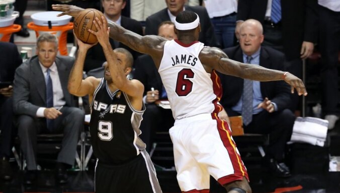 Pārkera sarežģīts metiens atnes 'Spurs' uzvaru NBA pirmajā finālspēlē
