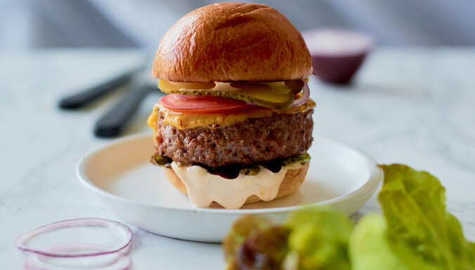 Klasisks hamburgers – sulīgs un garšīgs