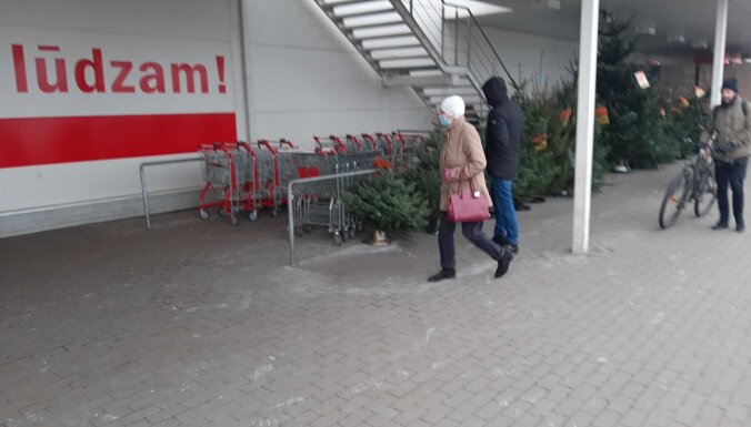 Cilvēki steidz iepirkt brīvdienās 'aizliegtās' preces – Rīgas veikalos veidojas rindas