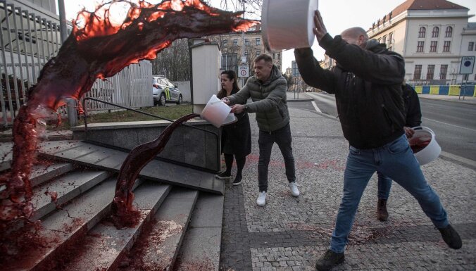 Посольство России в Праге облили искусственной кровью