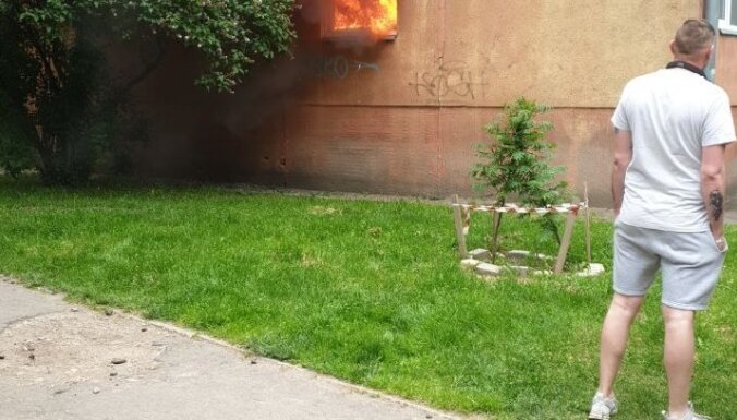 ФОТО. Пожар в Пардаугаве: из дома эвакуировались 37 человек, еще семерых спасли