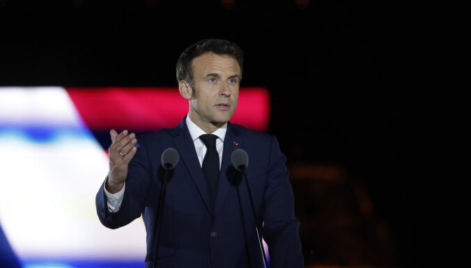 Francijas prezidenta vēlēšanās uzvaru svin Makrons, liecina aptaujas (plkst. 23.09)