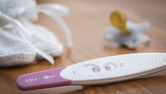 Nepilngadīgās grūtnieces: jauniešiem ir kauns meklēt kontracepcijas līdzekļus vai trūkst naudas