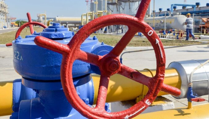 Украина ввела запрет на торговлю с Россией, Москва по-прежнему платит Киеву за газ