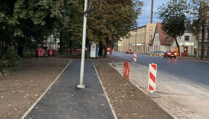 Убрали появившийся посреди пешеходного тротуара столб на улице Калнциема