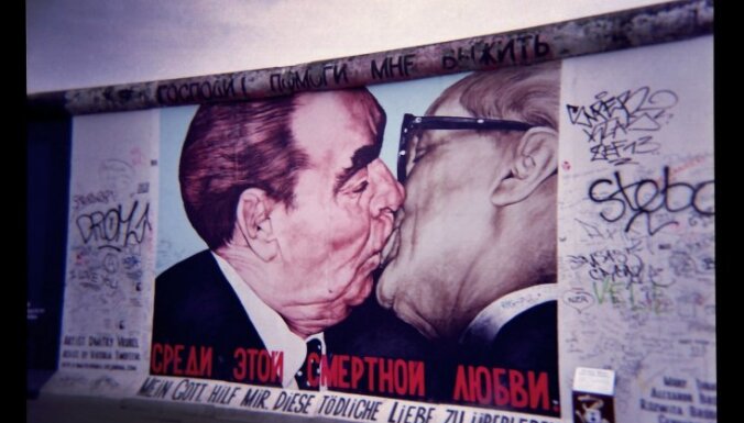 Apdraudēts Berlīnes mūra slavenākais zīmējums