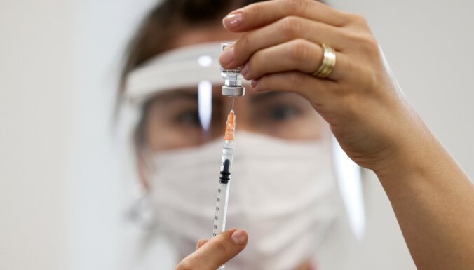 Сегодня в Латвию будет доставлено 117 000 вакцин Pfizer/BioNTech и 56 400 вакцин AstraZeneca