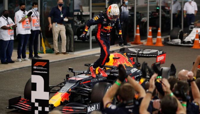 F-1 sezonas noslēgums: Verstapenam uzvara, 'McLaren' izrauj trešo vietu Konstruktoru kausā