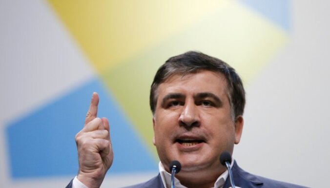 Саакашвили перенес свой рабочий кабинет в палатку на обочине дороги