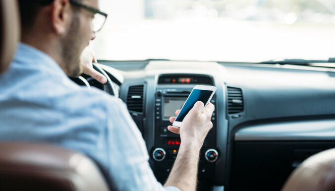 Опрос: 35% автоводителей разговаривают за рулем по телефону