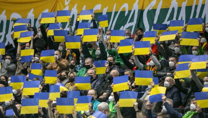 Foto: Lietuvieši pirms basketbola izlases spēles paceļ tūkstošiem Ukrainas karogu