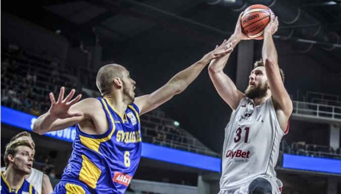 Latvijas basketbolisti pēdējā ceturtdaļā aptur zviedru uzbrukumu un gūst uzvaru