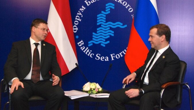 Домбровскис пригласил Медведева в Латвию