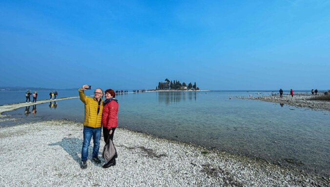ФОТО. Зимняя засуха в Италии открыла скрытую дорогу на один из островов на знаменитом озере Гарда