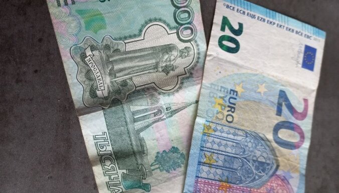 Центробанк снова разрешил жителям России покупать наличную валюту в банках