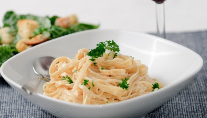 'Fettuccini Alfredo' jeb spageti ar sviestu un parmezāna sieru