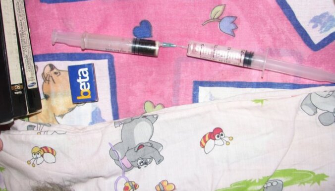 Женщина прятала наркотики в детской кроватке