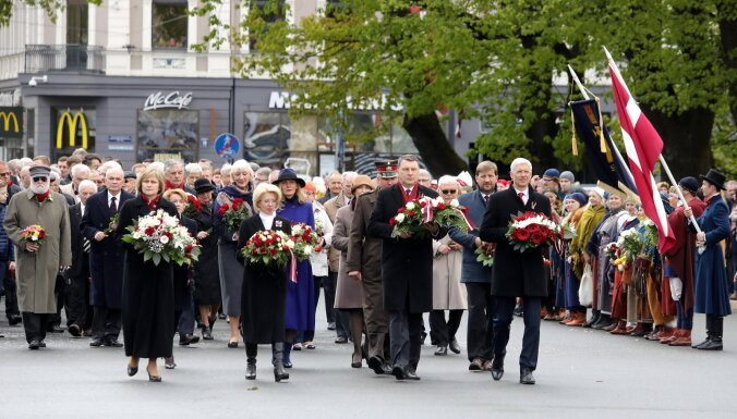 ФОТО: У памятника Свободы прошла церемония возложения цветов