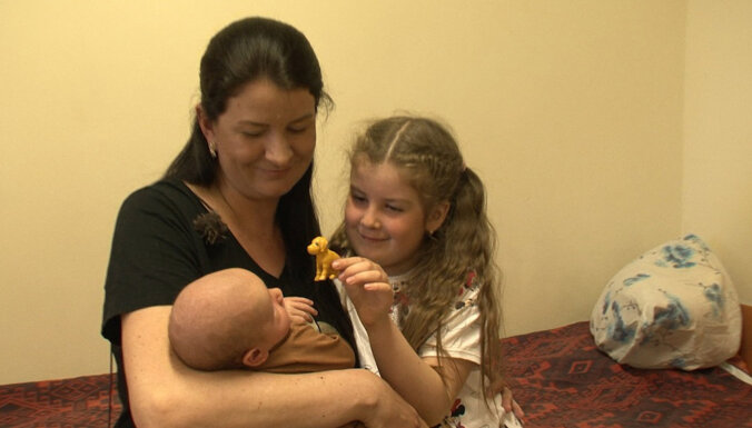 ReTV: Женщина из Украины с родившимся в Латвии ребенком решила вернуться на родину
