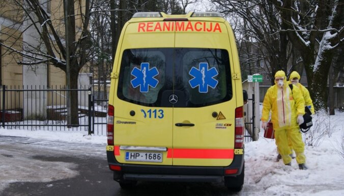 Foto: Ebola, aizsargtērpi, panika – Latvijas mediķi mācās ļaunākajam