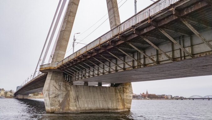 ФОТО: повис фрагмент строительной сетки Вантового моста; дефект устранен