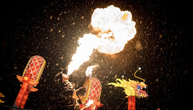 Foto: Atklāts gaismas festivāls 'Āzijas lielās laternas. Pūķi, mīti un leģendas'