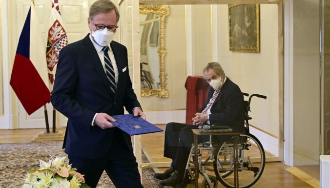 Ar Covid inficēts Čehijas prezidents stikla kambarī ieceļ amatā jauno premjeru - DELFI