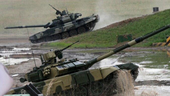 Krievija uz Sīriju nogādājusi tankus un artilēriju