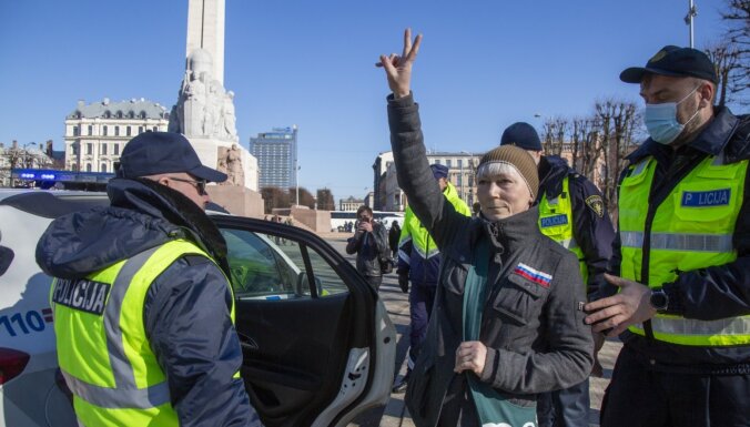 Par karu slavinošu simbolu izmantošanu aizturētajai mājsaimniecei liedz izbraukt no valsts