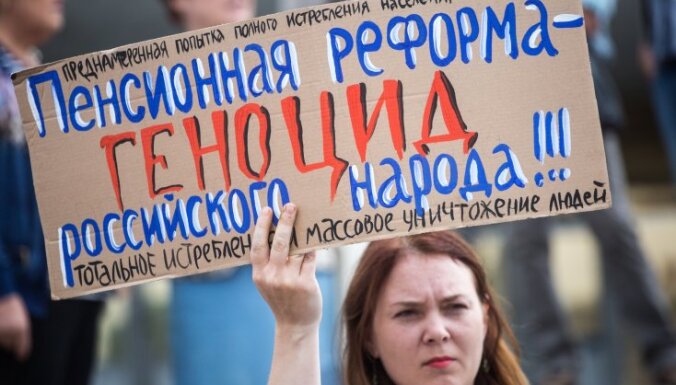 Российские СМИ: футбольное чудо в "Лужниках" и первые пенсионные протесты