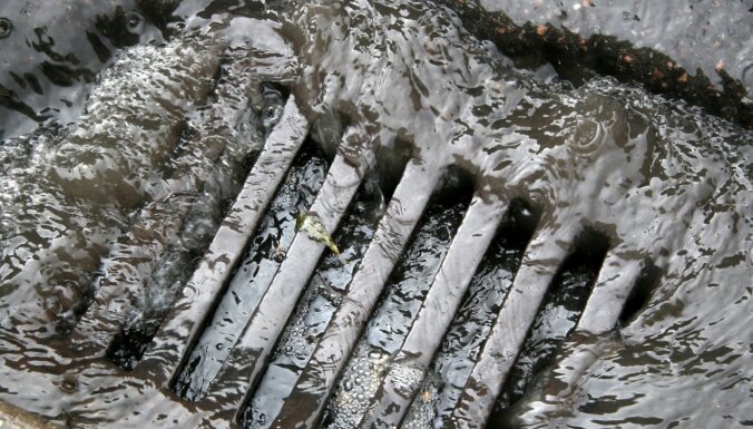 Из-за сильного дождя в Риге неочищенные сточные воды несколько часов сливали в Даугаву