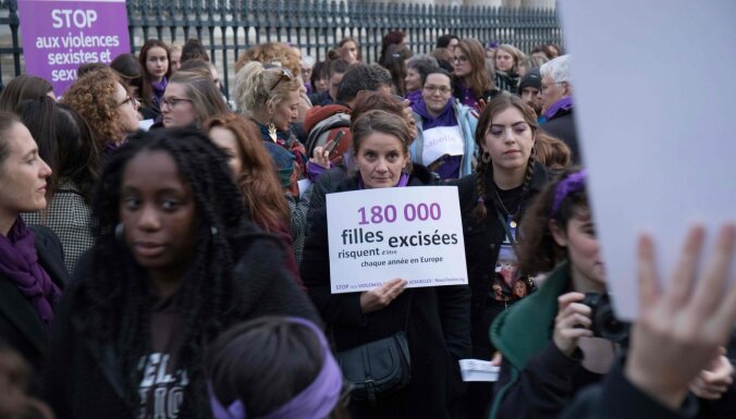 "Нет фемициду!" Во Франции и Италии протестуют против домашнего насилия