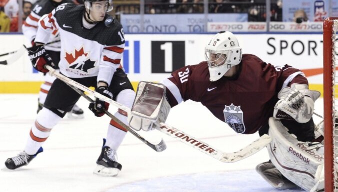 Latvijas U-20 hokeja izlasei cienīgs sākums, bet desmit ielaisti vārti pret Kanādu